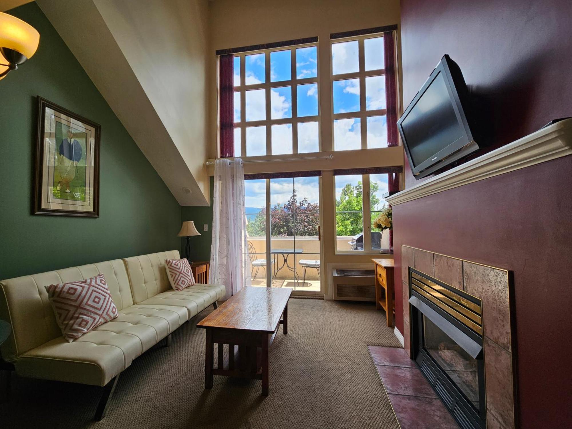 Borgata Lodge Resort เคโลว์นา ภายนอก รูปภาพ